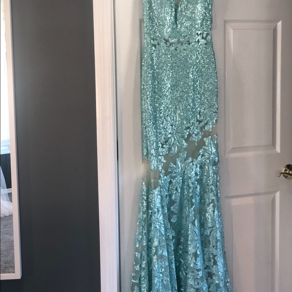 Stunning Jovani Dress. Fits sizes 4-6 - Picture 2 of 3